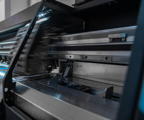 Large format digital printing machine and moving print head