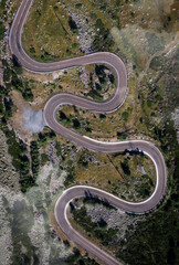 Carretera sinuosa vista desde un dron 