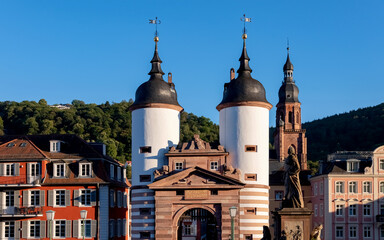 Obraz premium Heidelberg Alte Brücke Brückentor Doppeltürme Barock Schloss Deutschland Altstadt Neckar Fluss Universität Fußgängerbrücke Stadt Attraktion Reise Tourismus Sandstein Abendsonne Heiliggeistkirche 