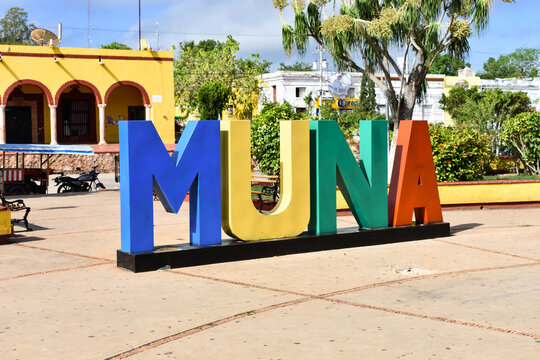 Traditionally colored city name Muna in Mexico