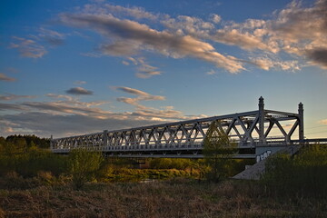 Stalowy most nad rzeką Narew