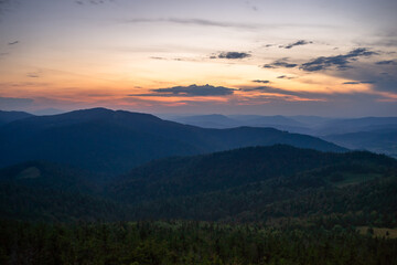 Obraz premium Zmierzch w górach. Gorce ukochane góry Jana Pawła II, Widok z Gorca na zachodzące słońce . Dolina Kamienicy Gorczańskiej
