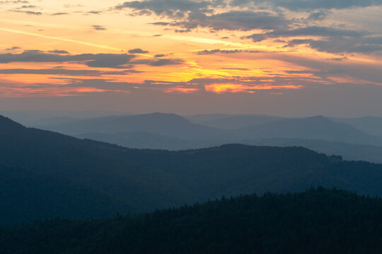 Zmierzch w g&oacute;rach. Gorce ukochane g&oacute;ry Jana Pawła II, Widok z Gorca na zachodzące słońce . Dolina Kamienicy Gorczańskiej