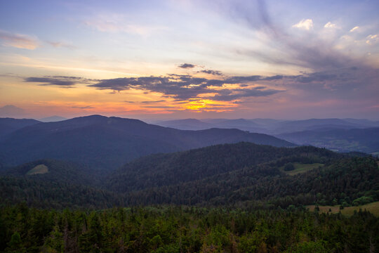 Zmierzch w g&oacute;rach. Gorce ukochane g&oacute;ry Jana Pawła II, Widok z Gorca na zachodzące słońce . Dolina Kamienicy Gorczańskiej