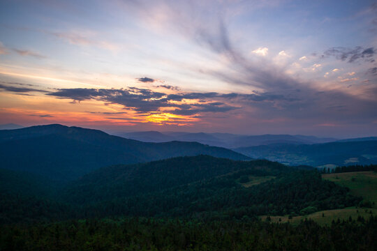 Zmierzch w g&oacute;rach. Gorce ukochane g&oacute;ry Jana Pawła II, Widok z Gorca na zachodzące słońce . Dolina Kamienicy Gorczańskiej