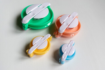 plastic pompom makers 