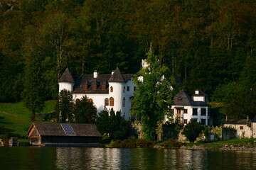 Fototapeta na wymiar Castle on Lake Hallstatt