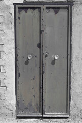 deyale de Puerta antigua de metal color gris