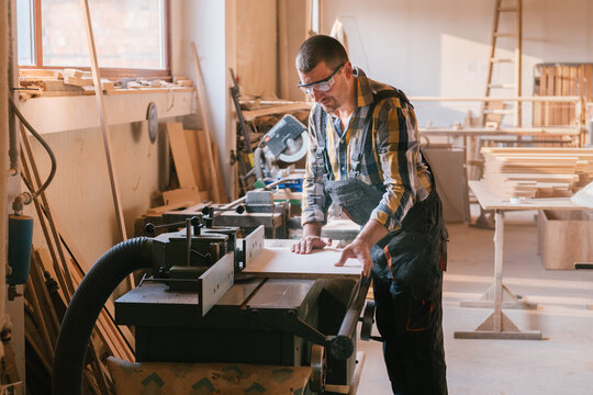 Carpenter using power saw