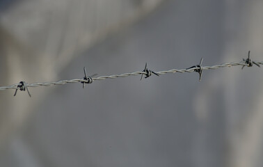 Fil de fer sur fond gris