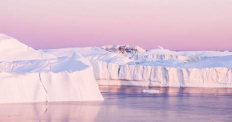Changement climatique. Iceberg et glace du glacier dans le paysage naturel de l& 39 Arctique au Groenland. Images aériennes de drones d& 39 icebergs dans le fjord glacé d& 39 Ilulissat. célèbre affecté par et le réchauffement climatique.