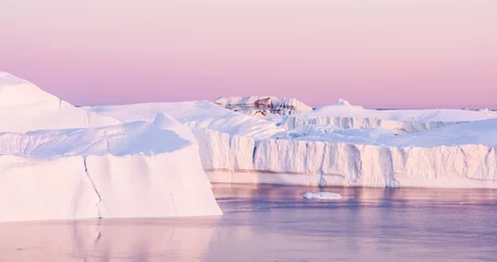Poster Klimaatverandering. Ijsberg en ijs van gletsjer in arctisch natuurlandschap op Groenland. Luchtfoto drone beelden van ijsbergen in Ilulissat icefjord. beroemd beïnvloed door en de opwarming van de aarde. © Maridav