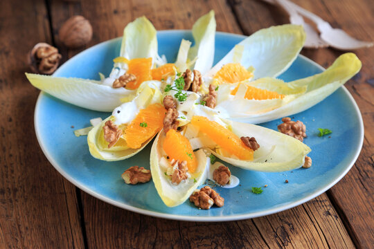 Chicor&eacute;e-Orangen-Salat mit Waln&uuml;ssen