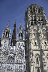 Fototapeta premium A droite de la face avant de la cathédrale de Rouen.