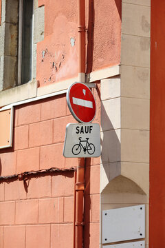 One way road, except for cyclists