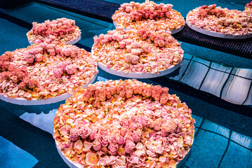 Desayuno de otoño en salón con alberca techada, decorado con flores de rosa y comida kosher