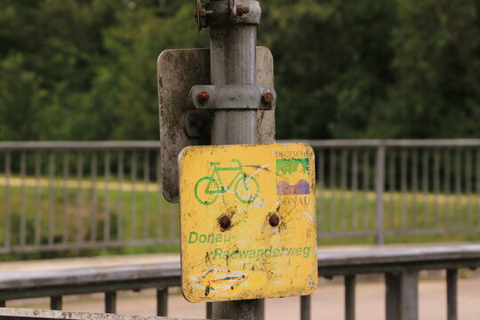 Wegweiser am Donauradweg zwischen Neustadt an der Donau und Vohburg in Bayern
