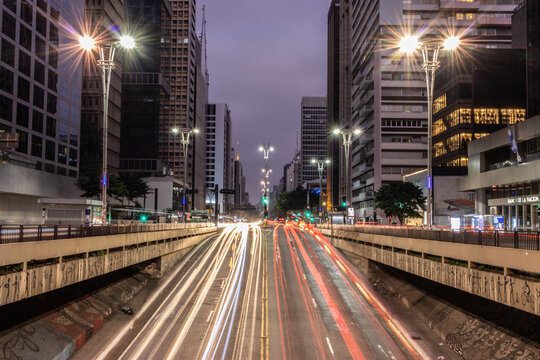 Imagem em longa exposi&ccedil;&atilde;o noturna da Avenida Paulista com rastro das luzes dos ve&iacute;culos 