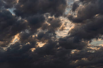 Obraz premium Sky full of dark clouds at sunset