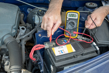 Mesurer tension batterie avec un voltmètre 