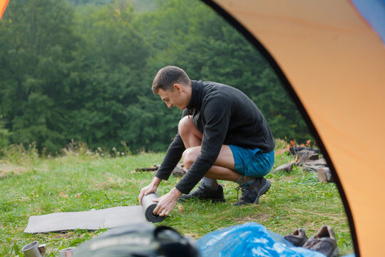 photo from the tent of a guy collecting karemat