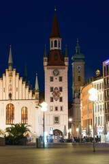 Fototapeta na wymiar The old town hall of Munich and the Marienplatz during the night