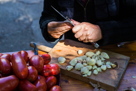 Peeling garlic