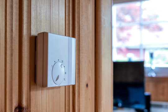 wall mounted analogue indoor thermostat at 20°C