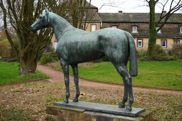 Ein Pferd als aus Metall als Denkmal