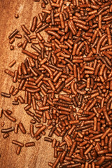 Chocolate preto granulado sobre tábua de madeira