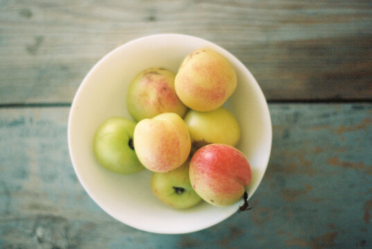 Above image of bowl of nectarines