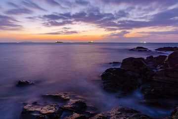 日の出前の夜明けの色に染まる磯でDSC3100