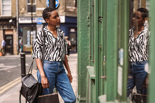 Portrait of a afro woman during a shopping day in the city
