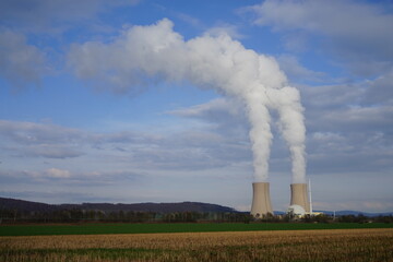 Kernkraftwerk Grohnde mit K&uuml;hlt&uuml;rmen in Betrieb