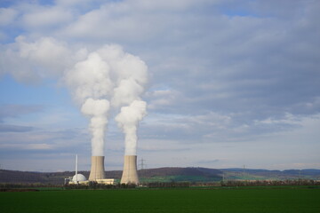 Atomkraftwerk Grohnde in Niederschsen Deutschland in der Landschaft Weserbergland