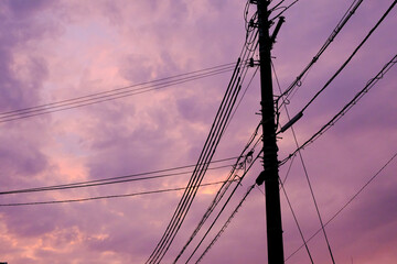 夕焼け空と電線のシルエット
