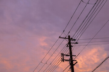 夕焼けに映る電線のシルエット