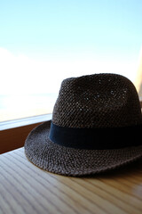 帽子と窓と青い空