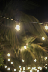 祭りの日の連なる電球