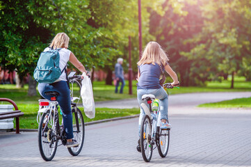 Fototapeta premium Cyclists ride on the bike path in the city Park 
