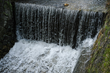 水しぶきが飛ぶ神戸の滝
