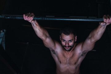 entrenando en el gym con pesas