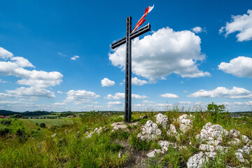 Fototapeta na wymiar krzyż na kopcu w Bęble