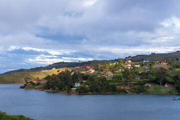 Fototapeta na wymiar small village at lake Calima, colombia