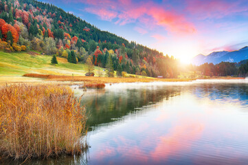 Obraz premium Marvelous view of Wagenbruchsee (Geroldsee) lake with Karwendelspitze mountain range on background.