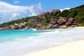 Obraz premium Beautiful paradise beach in Seychelles Island with white sand beach, turquoise blue water, green vegetation and granit rocks, Seychelles. La Digue, Mahe, Praslin.