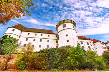 Fototapeta na wymiar Picturesque morning view of Hartenfels castle on banks of the Elbe
