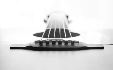 Fototapeta na wymiar Guitarra electroacústica blanco y negro 