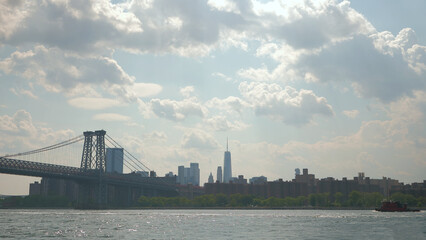 Obraz premium landscape of manhattan midtown NYC with east river at daytime