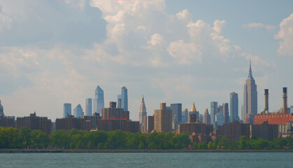 Fototapeta premium landscape of manhattan midtown NYC with east river at daytime